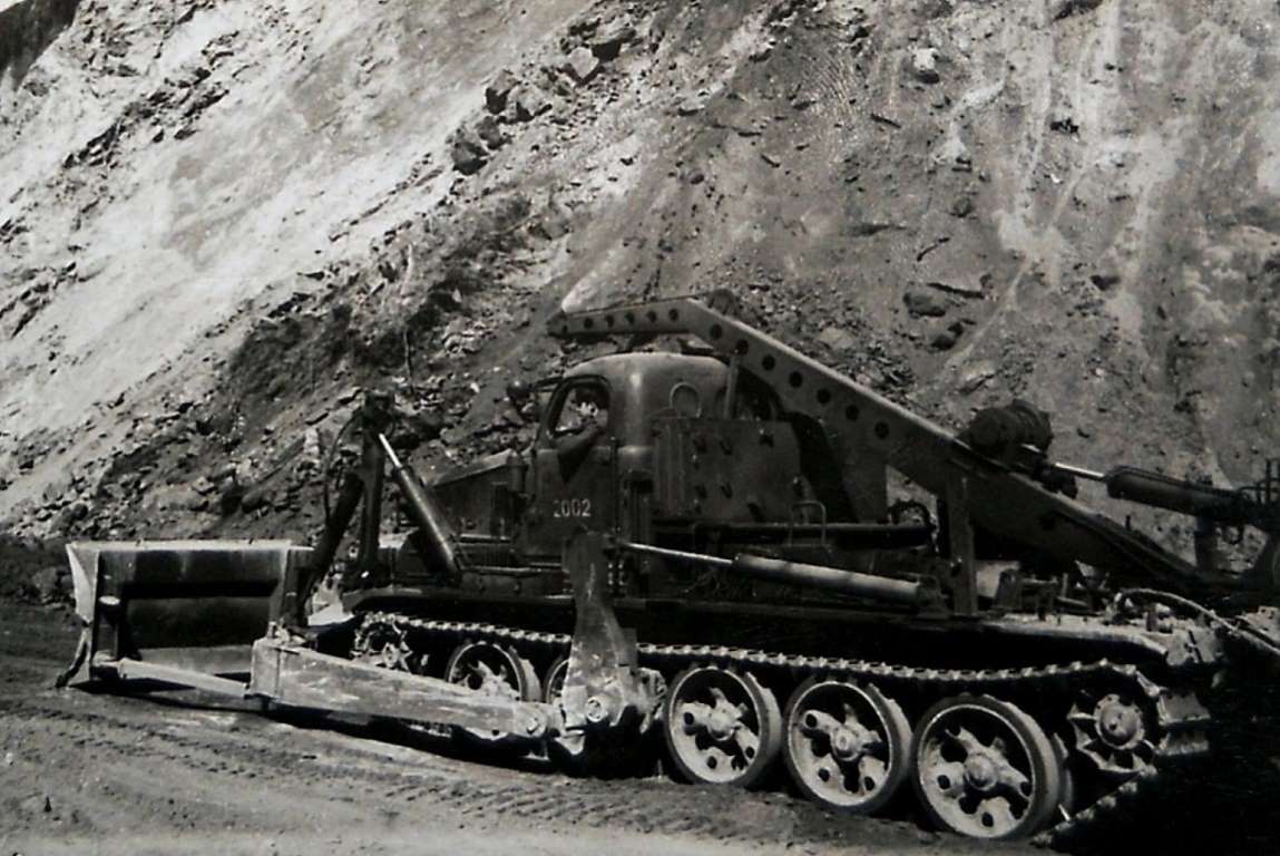 La machinerie utilisée pour construire la route était beaucoup plus rudimentaire que celle d'aujourd'hui.