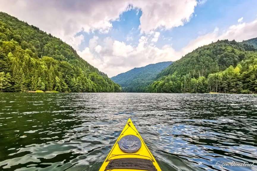 Ceux qui veulent une perspective plus audacieuse peuvent traverser le lac Vidraru en kayak