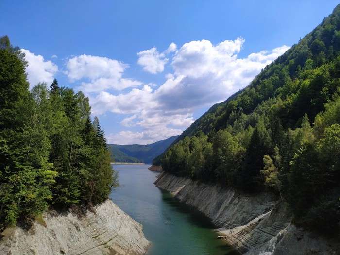 En raison du positionnement du viaduc à côté de la cascade Călugărița, la perspective d'ici sur le lac Vidraru est unique