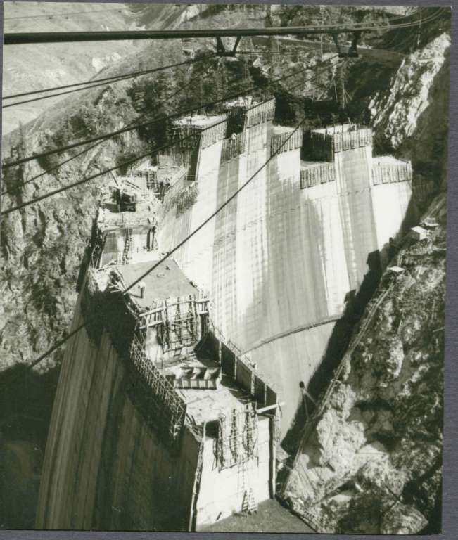 La construction du barrage de Vidraru a duré cinq ans et demi, à partir de 1960.