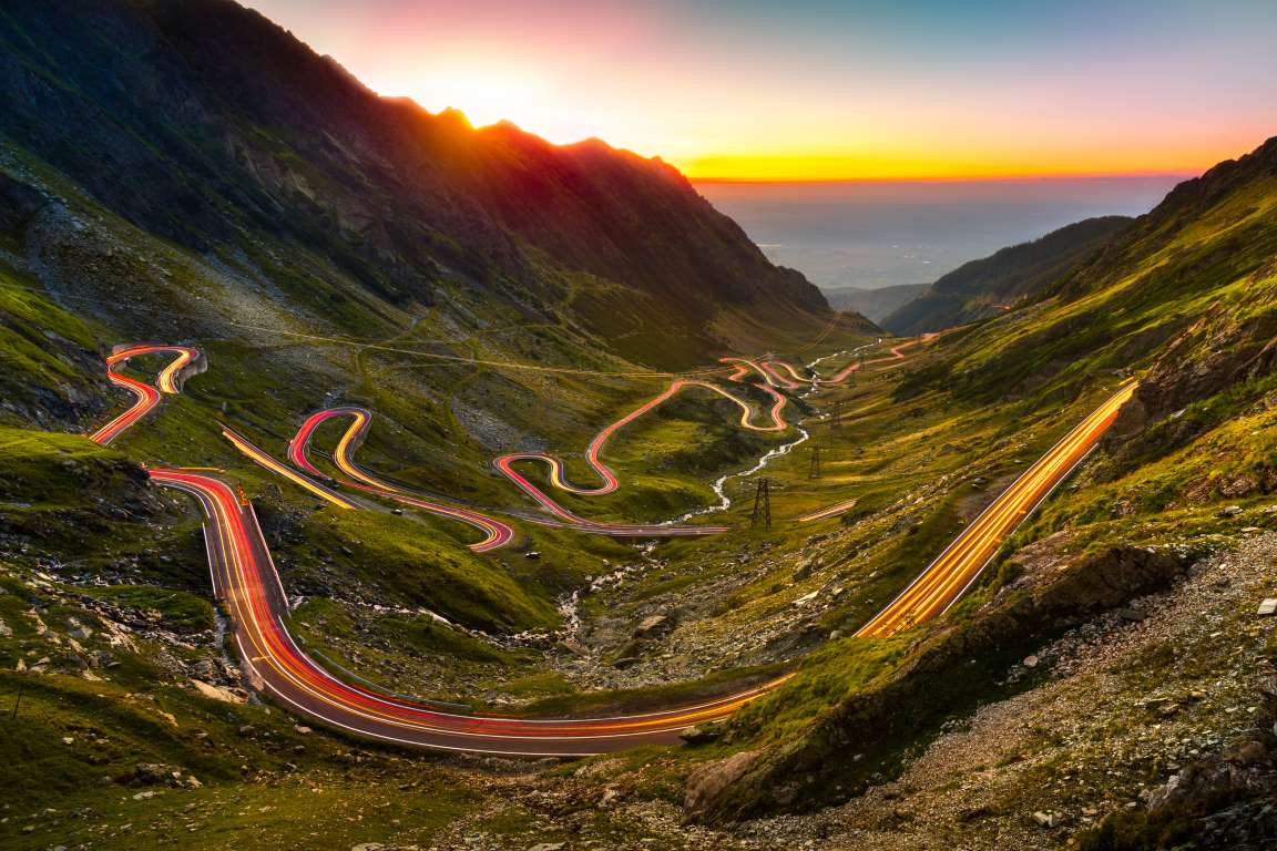 De cette position, le soir, en utilisant une technique d'exposition longue, vous pouvez capturer la route décrite par les lumières des voitures qui la traversent