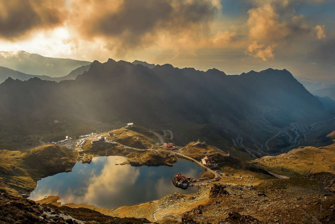 De la Selle de Capra, vous pourrez admirer à la fois le lac Bâlea et la route vers la cascade Bâlea. De l'autre côté de la clairière se trouve le magnifique lac glaciaire de Capra