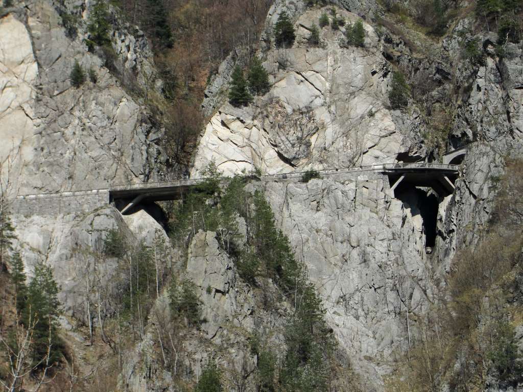 La section de la forteresse de Poienari au barrage de Vidraru est étonnante grâce aux viaducs et aux tunnels qui la composent