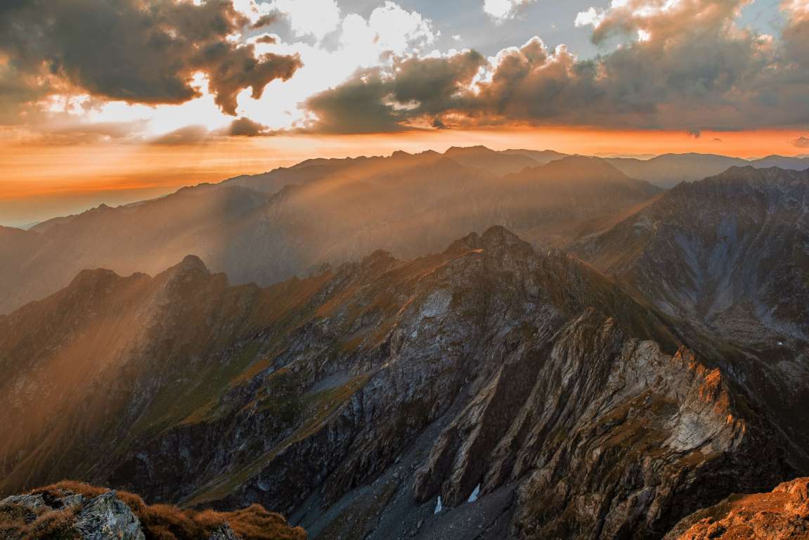 Les profondes vallées des montagnes Făgăraş le matin même