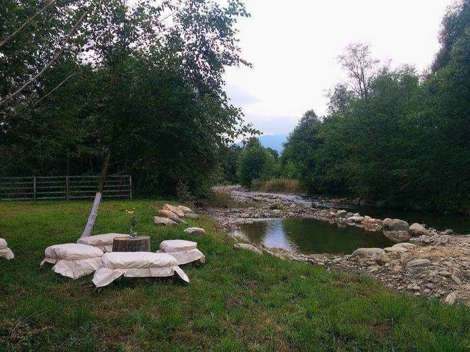 Castelul De Lut Valea Zânelor 2024 Râul Porumbacu sau ”Râul Mare”, cum este cunoscut de localnici, trece chiar prin curtea Castelului de Lut iar vizitatorii pot lua masa pe malul apei